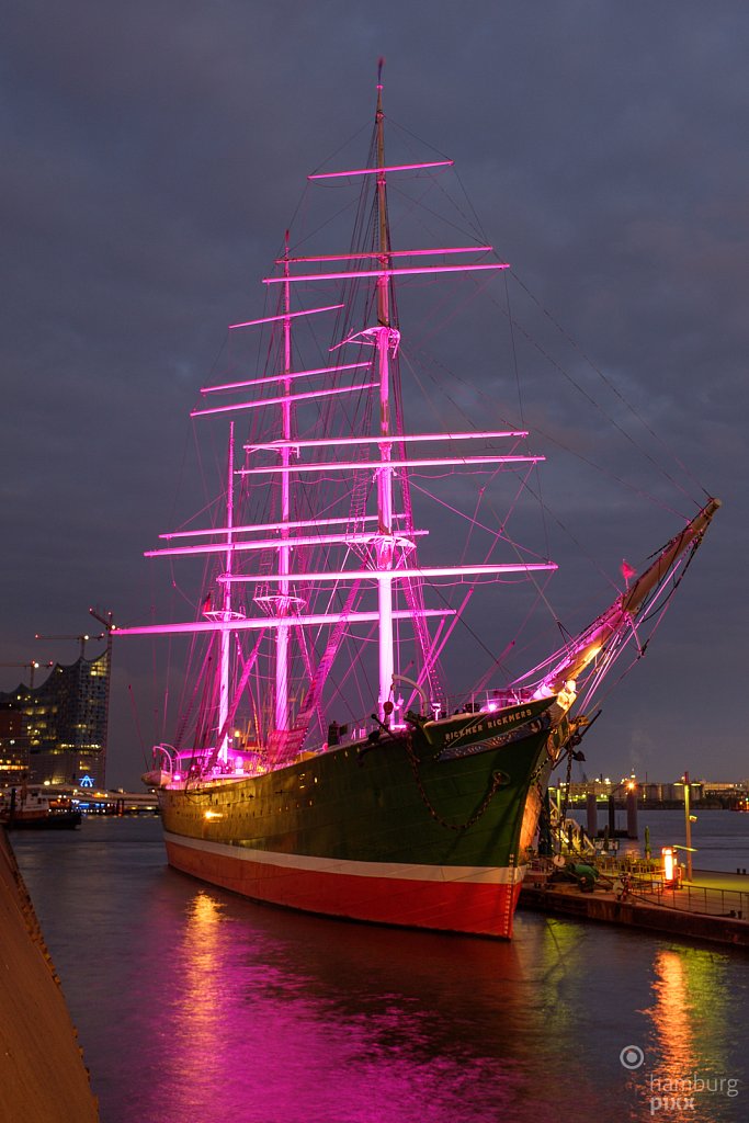 Die Rickmer Rickmers in Pink zum Weltmädchentag